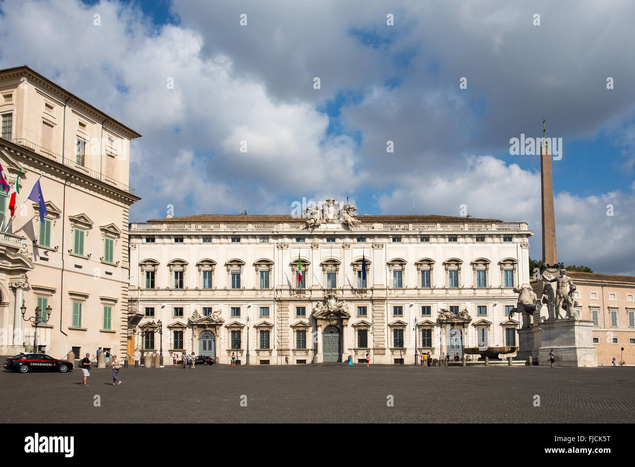 La Piazza del Quirinale sorge in cima al colle del Quirinale, il più alto  dei sette colli di Roma. Esso contiene il Palazzo del Quirinale, altri Foto  stock - Alamy