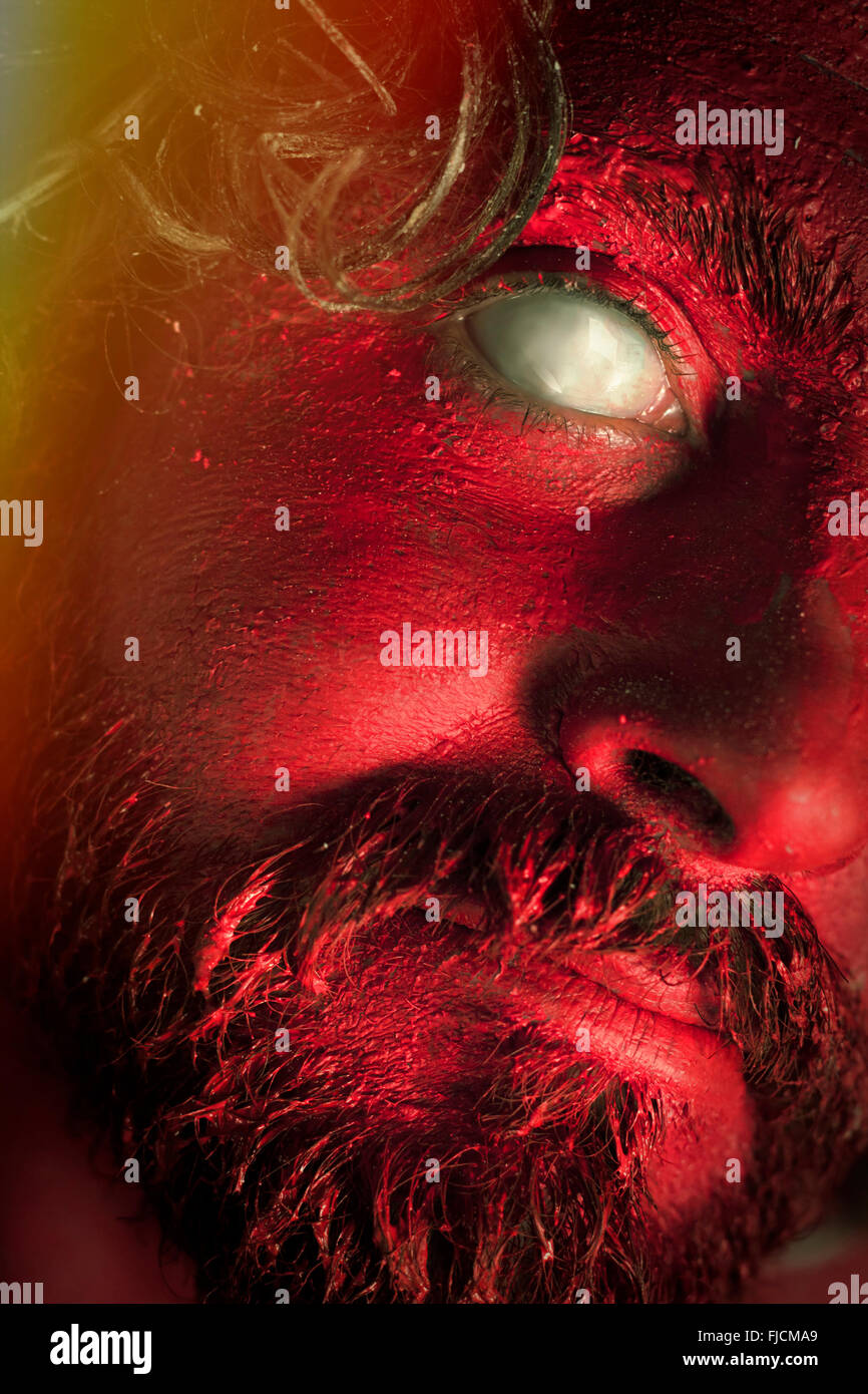 Demon monster uomo con la barba e spaventare gli occhi Foto Stock