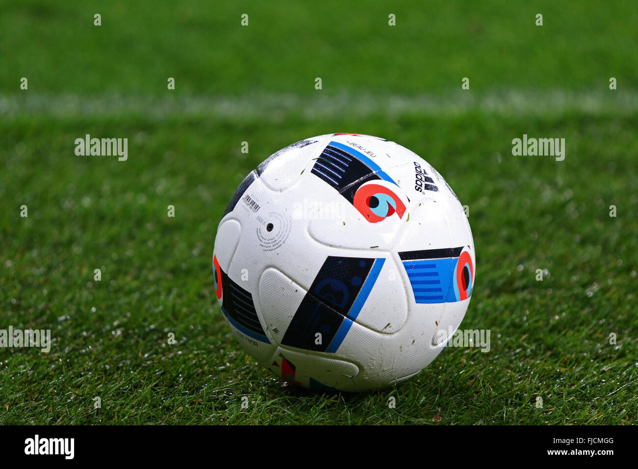 Kiev, Ucraina. 1 Marzo, 2016. Adidas Beau Jeu - official match ball dell'Euro-2016 sull'erba durante la Coppa ucraino quarterfinal prima gamba gioco Oleksandria FC vs FC Dynamo Kyiv a NSC Olimpiyskyi stadium di Kiev. Beau Jeu, che traduce come il gioco più bello del mondo, incorpora il blu, il bianco e il rosso della nazione ospitante in Francia la bandiera tricolore. Si integra inoltre argento mette in evidenza in riferimento alla UEFA campionato Europeo Trofeo, con le lettere E-U-R-O e le figure 2-0-1-6 visibile attraverso il design del blocco. Credito: Oleksandr Prykhodko/Alamy Live News Foto Stock