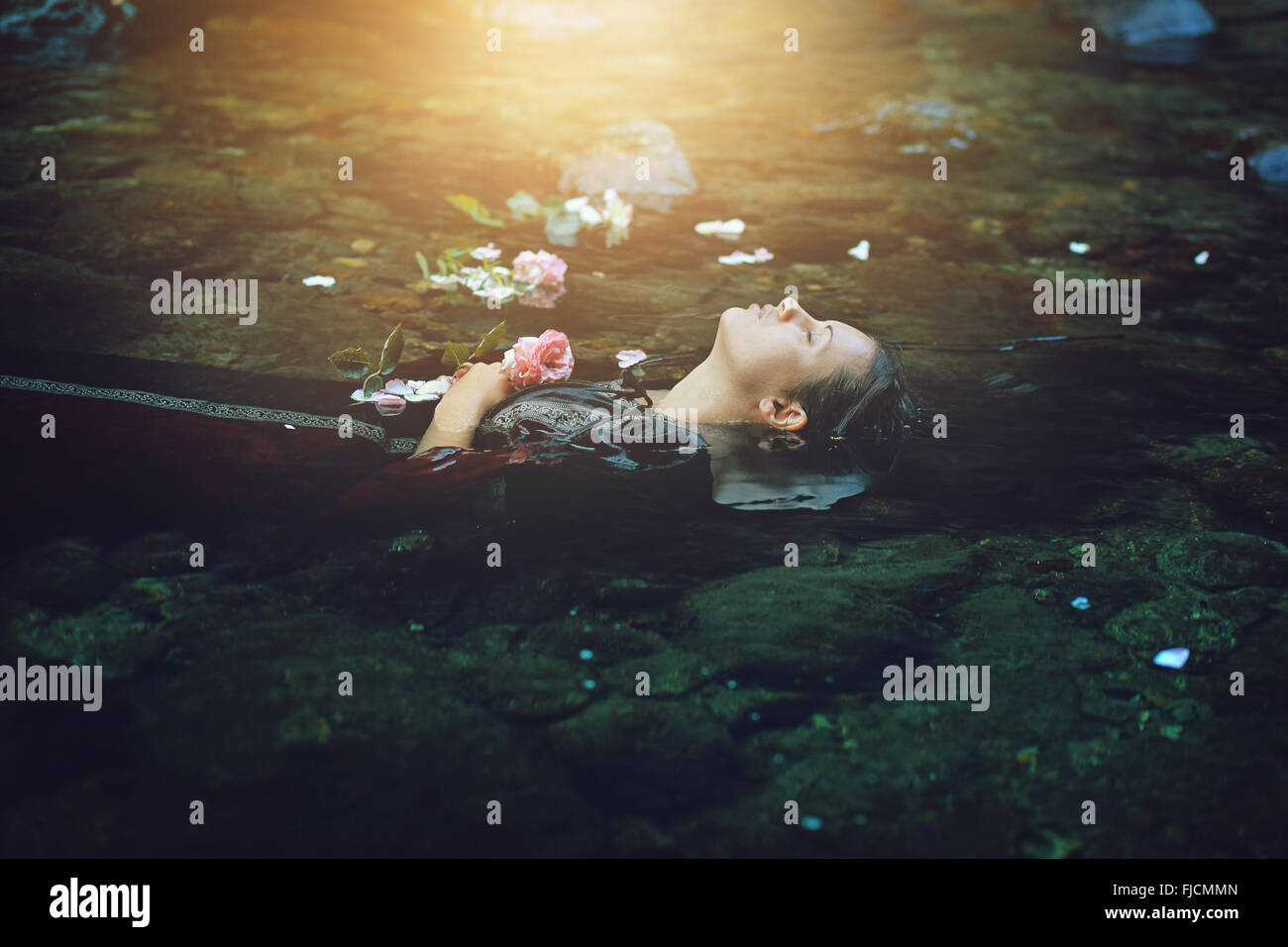 Flottante donna morta nel fiume scuro . Ofelia concettuale Foto Stock