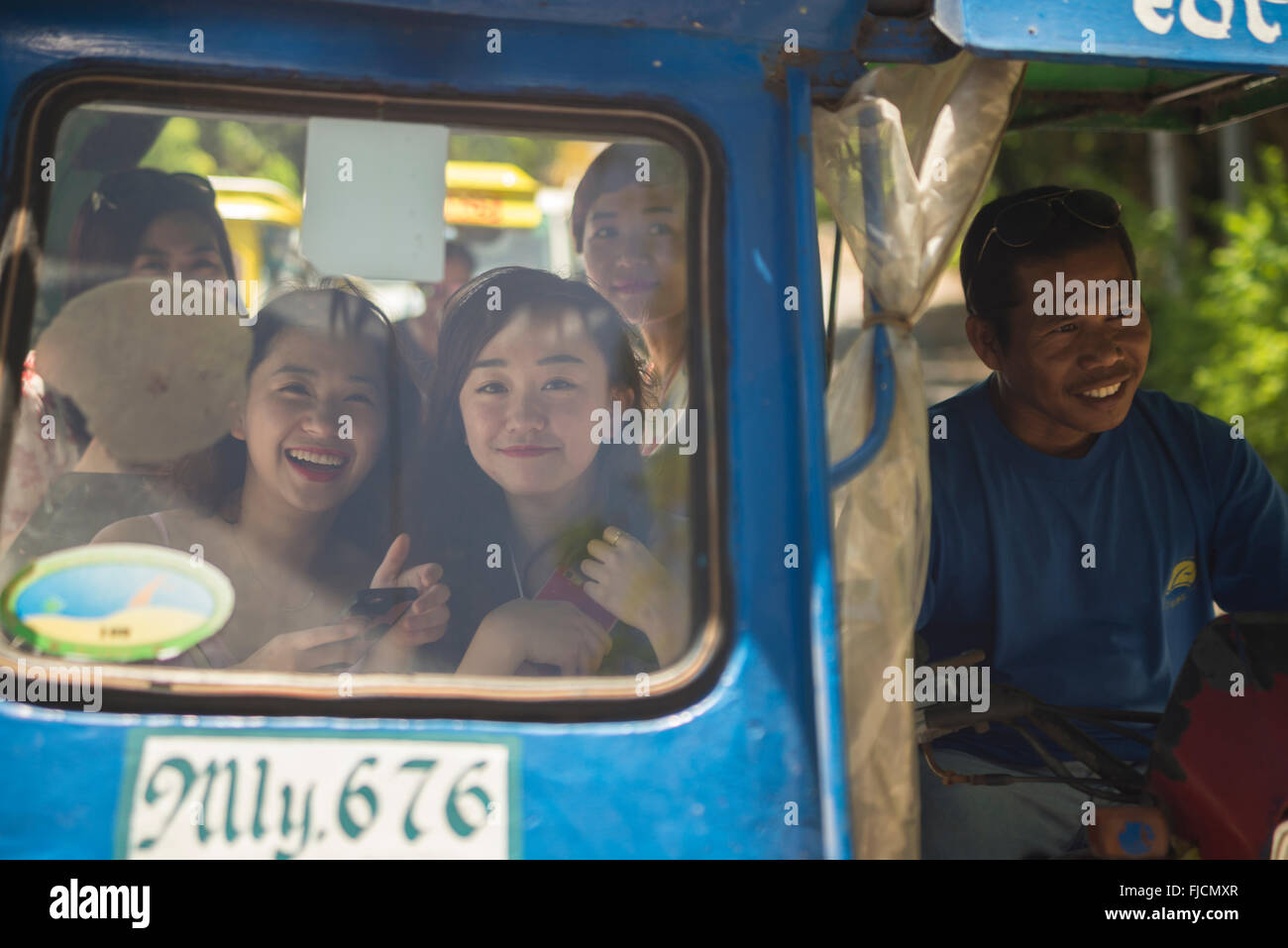 Il Boracay, Filippine - 12 febbraio 2016. Turisti cinesi ragazze di trasportare in un triciclo. Il Boracay Philppines. Foto Stock