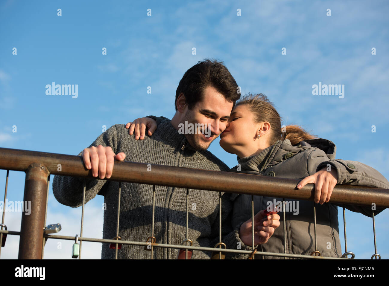 Coppia giovane, l uomo e la donna in cerca di amore si blocca Foto Stock