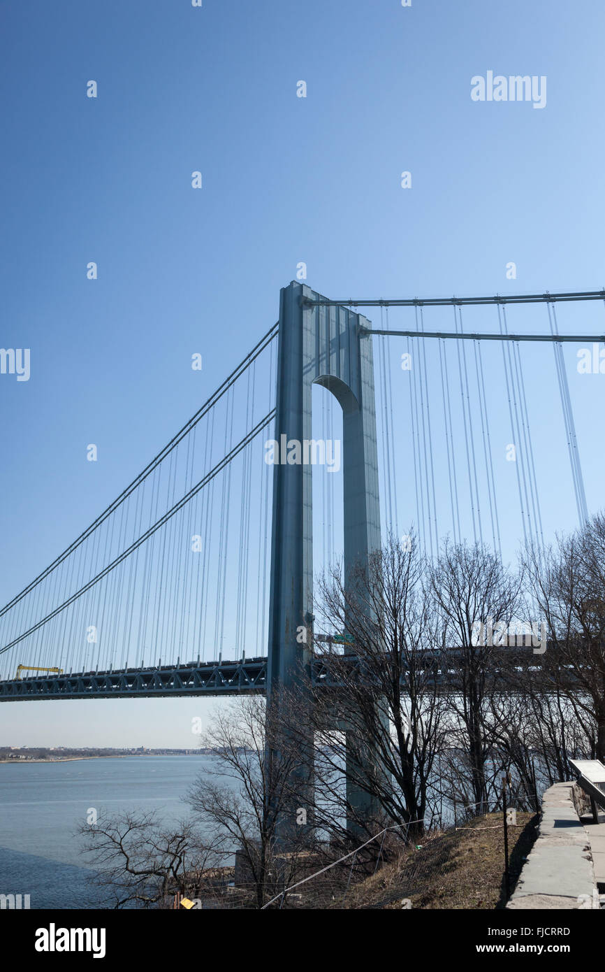 Il famoso ponte Verrazano-Narrows visto da Fort Wadsworth a Staten Island, New York. Foto Stock
