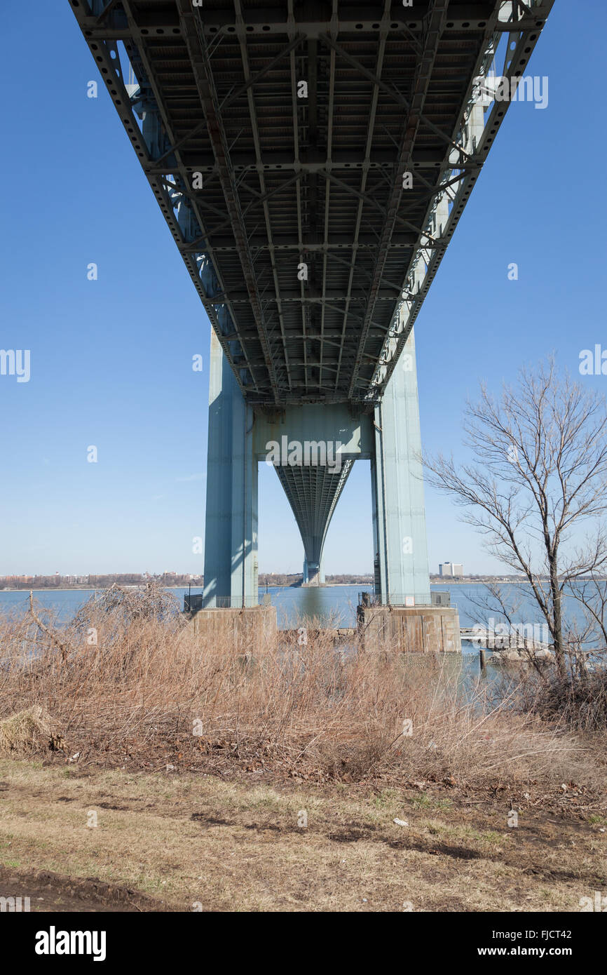 La parte inferiore del famoso Ponte Verrazano-Narrows visto da Fort Wadsworth a Staten Island, New York. Foto Stock
