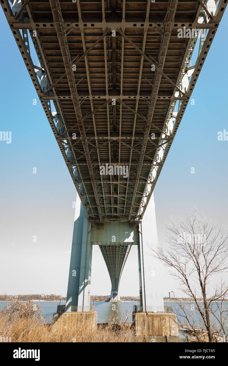 La parte inferiore del famoso Ponte Verrazano-Narrows visto da Fort Wadsworth a Staten Island, New York. Foto Stock