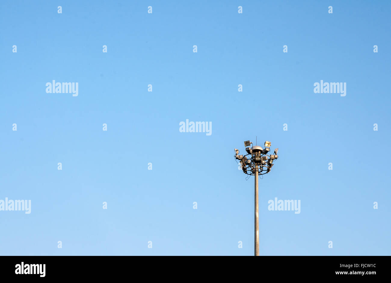 Palo di illuminazione per attività sportive con cielo blu Foto Stock