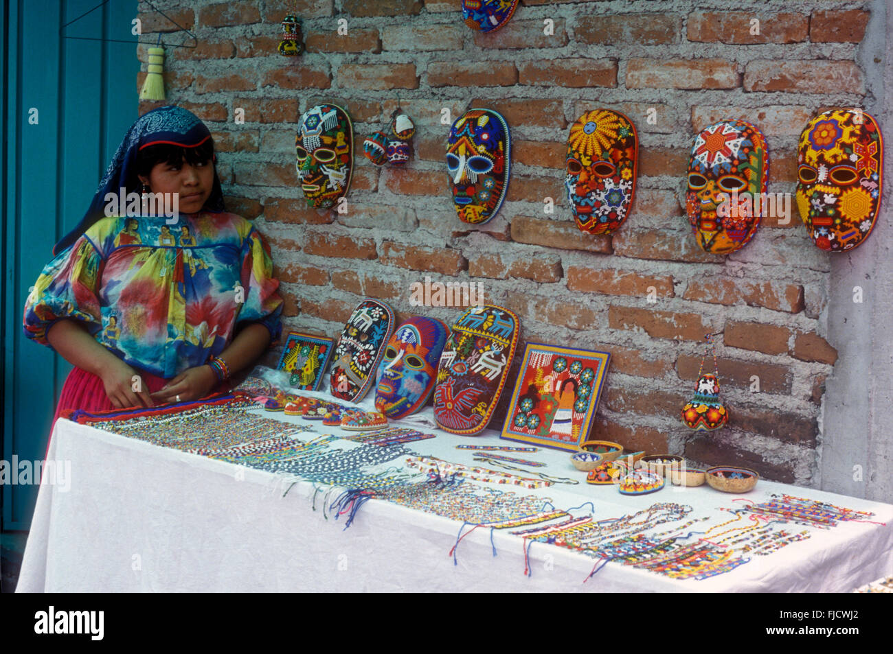 Giovani indiani Huichol donna artigianato fornitore nel Mercado La Ciudadela mercato in Città del Messico, Messico Foto Stock