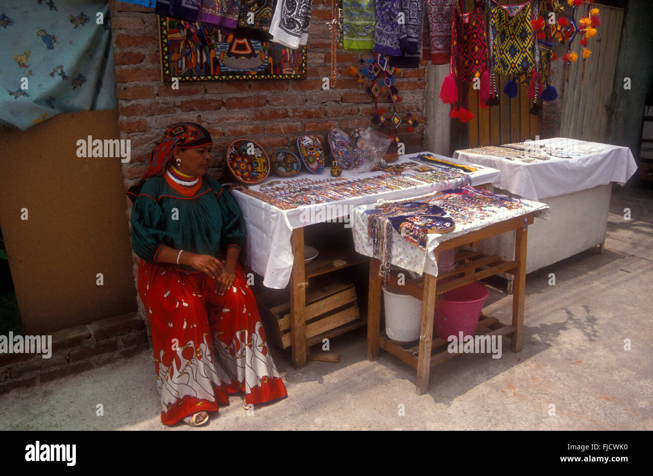 Huichol donna indiana artigianato fornitore nel Mercado La Ciudadela mercato in Città del Messico, Messico Foto Stock