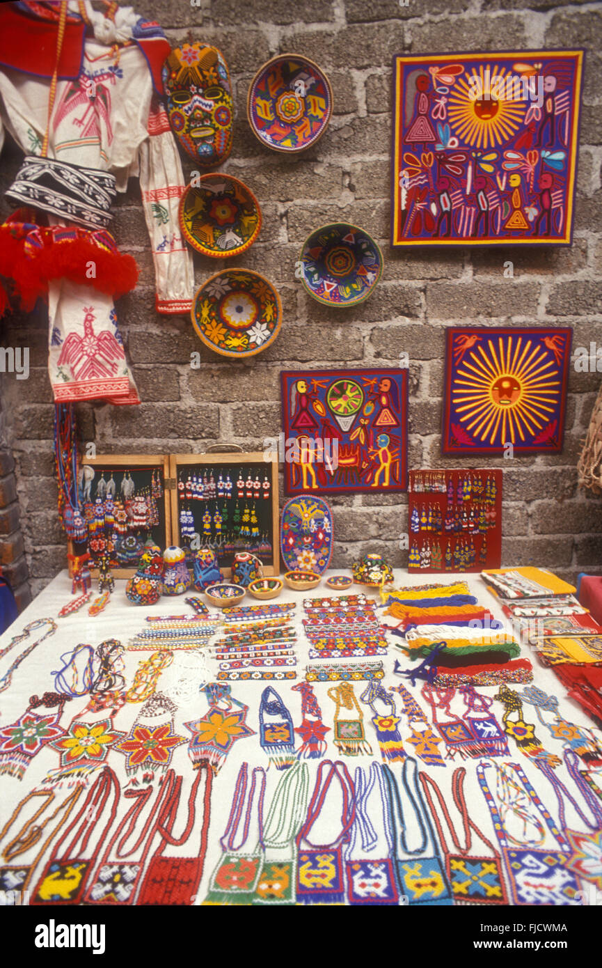 Indiano Huichol gioielli e oggetti di artigianato in Mercado La Ciudadela mercato in Città del Messico, Messico Foto Stock