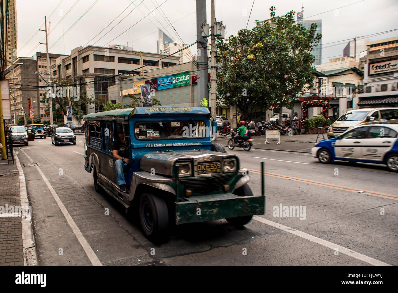 Iloilo, Filippine - 17 febbraio 2016. Jeepny e Filippine la visualizzazione Traffico. Foto Stock