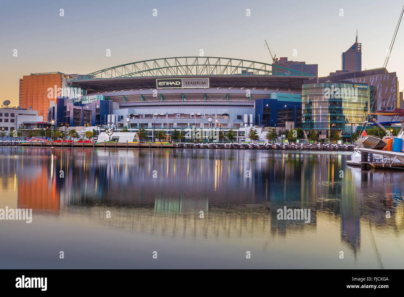 Melbourne, Australia - Feb 21 2016: Etihad Stadium visto da Docklands waterfront in Early Morning Light Foto Stock