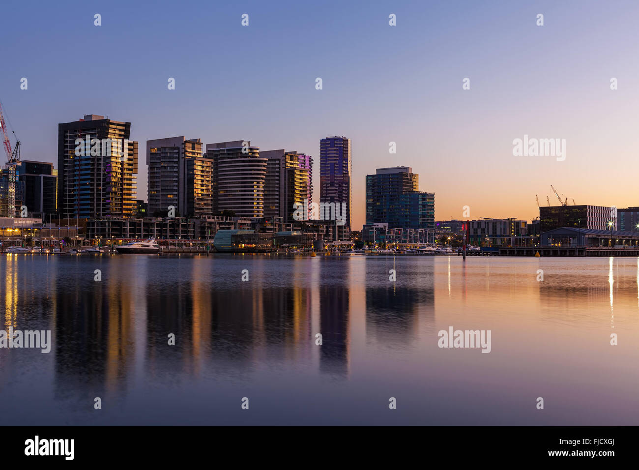 Docklands, Melbourne edifici residenziali e Yarra waterfront all'alba Foto Stock