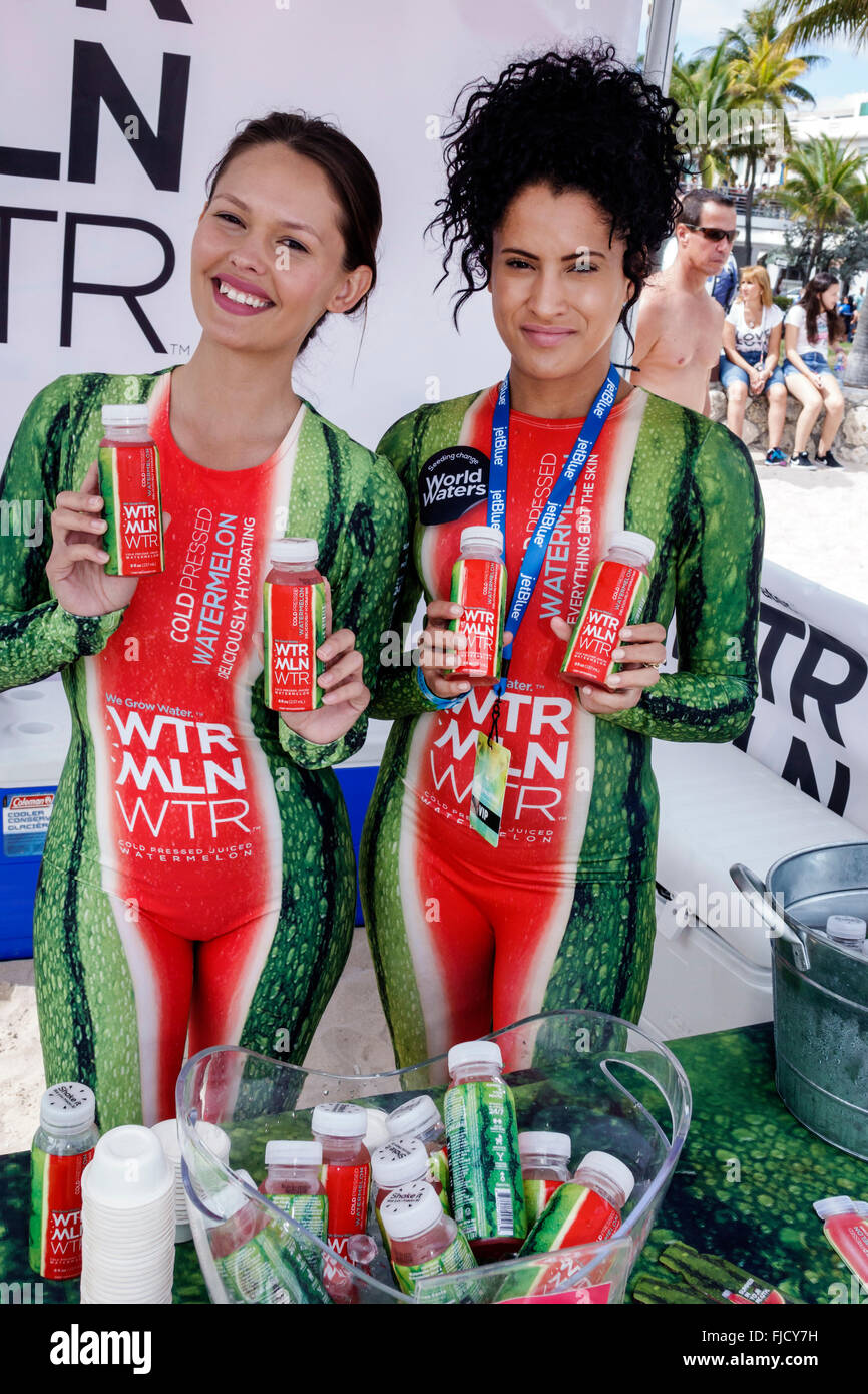 Miami Beach Florida, promozione prodotto, WTR MLN WTR, acqua di cocomero, drink, succo di frutta, adulti adulti, donne donne, campioni gratuiti, FL1602 Foto Stock