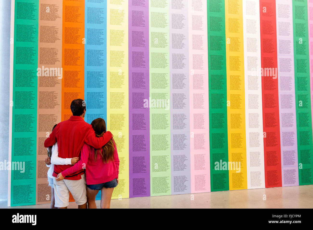 Miami Florida,Perez Art Museum Miami,PAMM,galleria,contemporaneo,interno,artista Jenny Holzer,saggi infiammatori,adulto,adulti,uomo maschio,fatthe Foto Stock