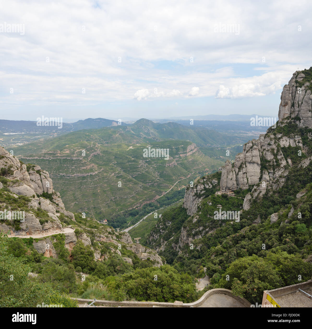 Angolo alto vista panoramica del Llobregat fiume valle dalla Abbazia di Montserrat verso Serra de Collcardus, Catalogna, Spagna. Foto Stock