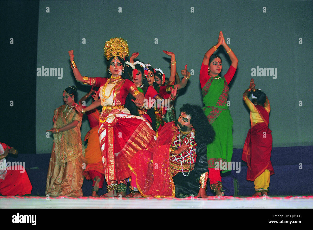 Mahishasura mardini performance di danza durga festival, Calcutta, West Bengal, India, Asia Foto Stock