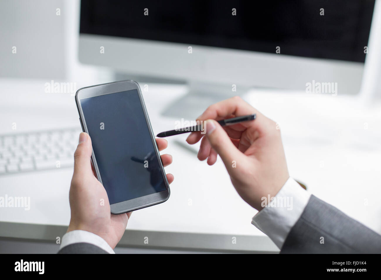 Imprenditore cinese utilizzando smart phone Foto Stock