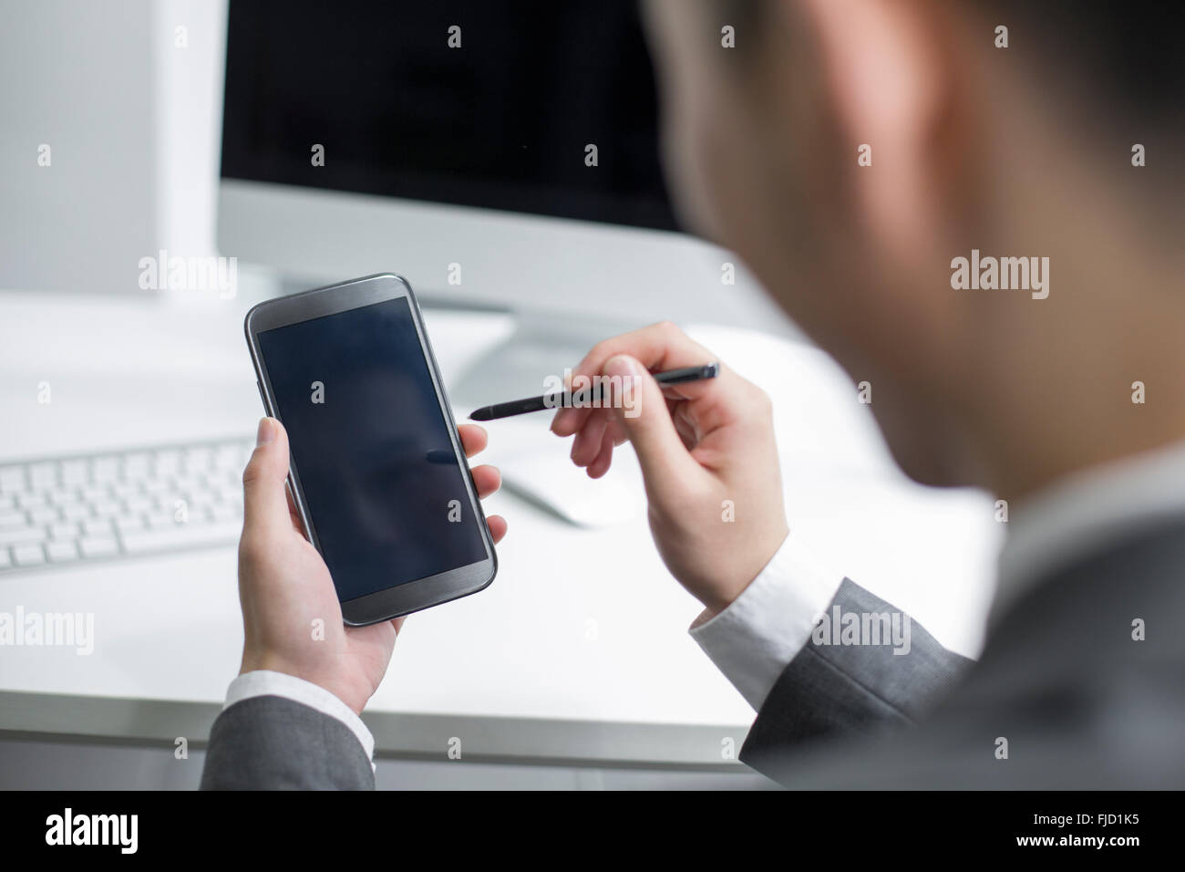 Imprenditore cinese utilizzando smart phone Foto Stock