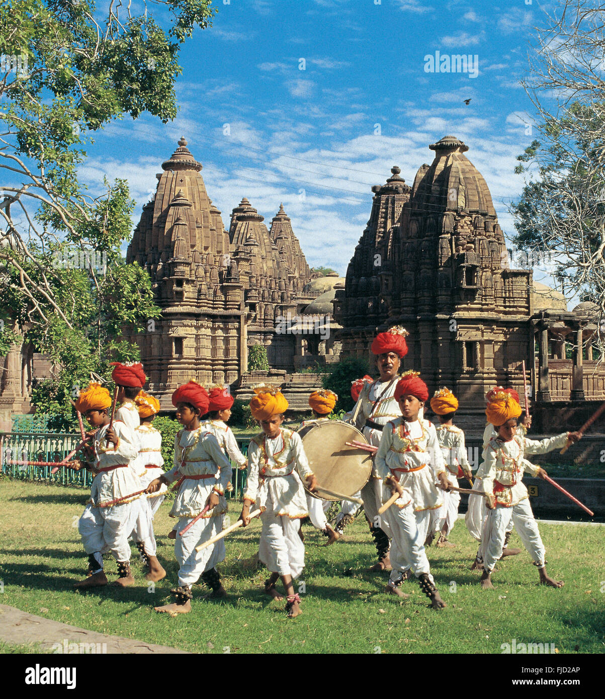 I bambini di eseguire il ballo folk, mandore garden, Jodhpur, Rajasthan, India, Asia Foto Stock