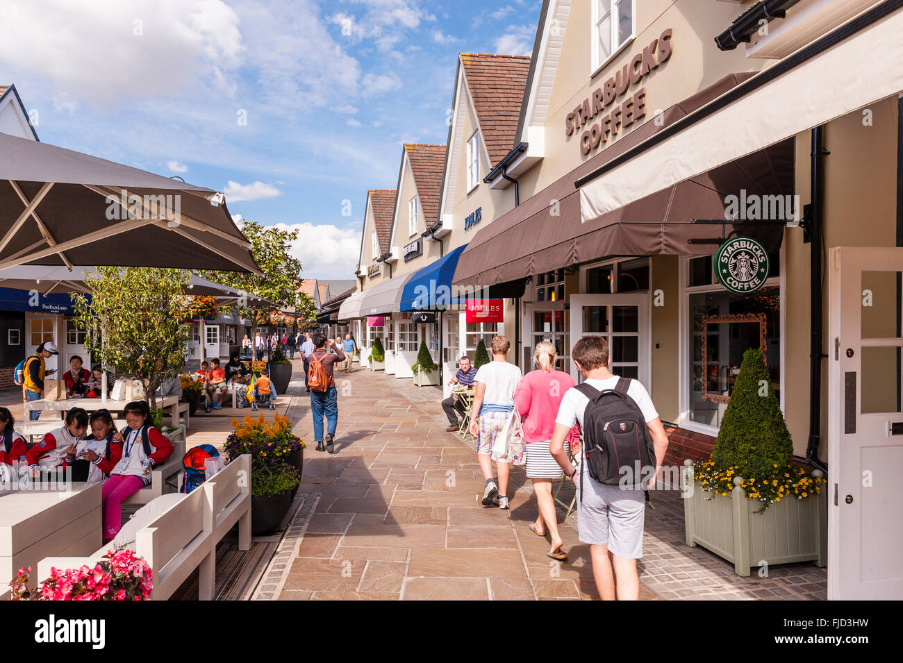 People shopping presso il Villaggio di Bicester a Bicester , Oxfordshire , Inghilterra , Inghilterra , Regno Unito Foto Stock