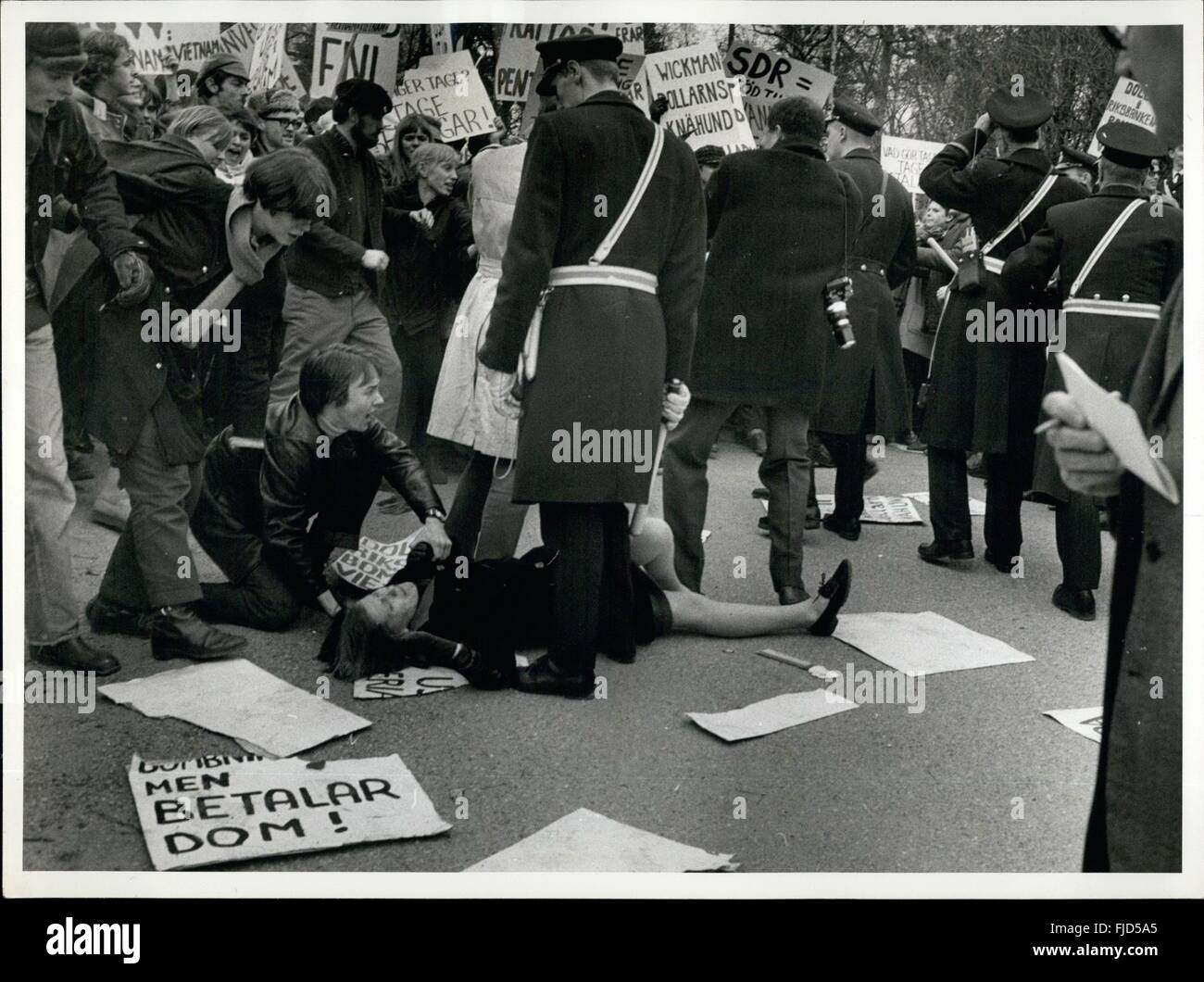 1968 - Protestor feriti a terra la polizia guarda. Banchieri incontro presso Hotel Foresta : oggi presso l'hotel Foresta a Stoccolma, i dieci membri del Gold club ha avuto un incontro e al di fuori del hotel Foresta vi erano circa 200 manifestanti, portando cartelli, attaccando con calandre e Striking-Weapon. La foto mostra i manifestanti. © Keystone Pictures USA/ZUMAPRESS.com/Alamy Live News Foto Stock