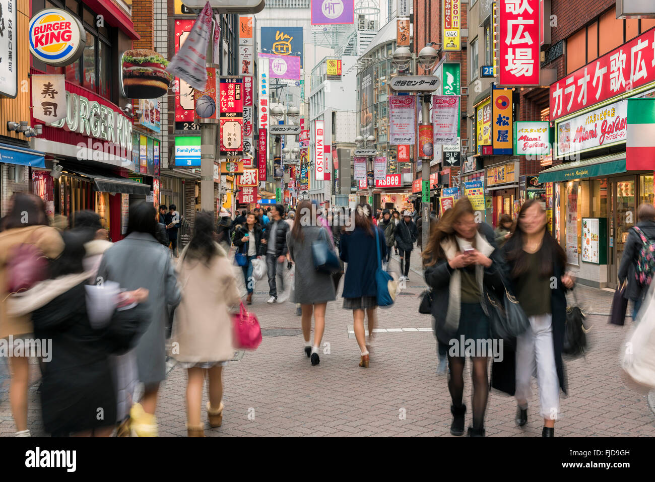Tokyo, Giappone - Gennaio 06, 2016: Centro Gai la strada dello shopping di Shibuya, Tokyo. Foto Stock