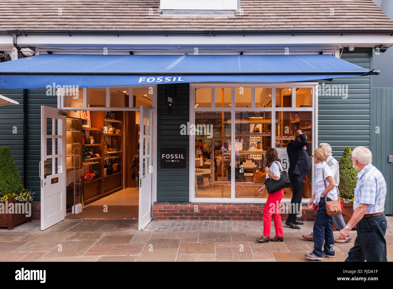 Il negozio di fossili store presso il Villaggio di Bicester a Bicester , Oxfordshire , Inghilterra , Inghilterra , Regno Unito Foto Stock Il negozio di fossili store presso il Villaggio di Bicester a Bicester , Oxfordshire , Inghilterra , Inghilterra , Regno Unito Foto Stock