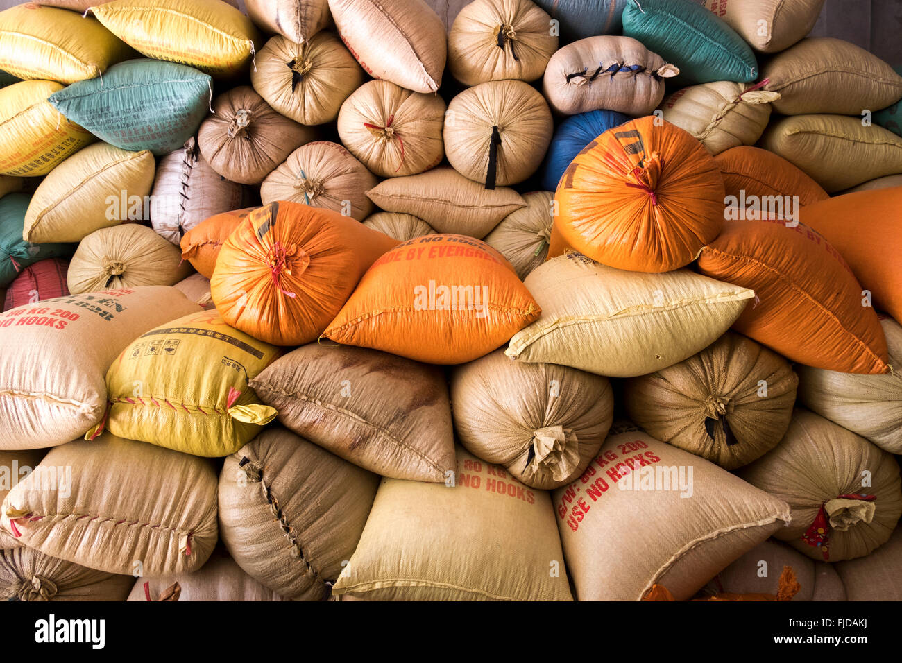 Sacchi di riso vengono impilati in un magazzino di Ban Den, nel Vietnam del nord Foto Stock