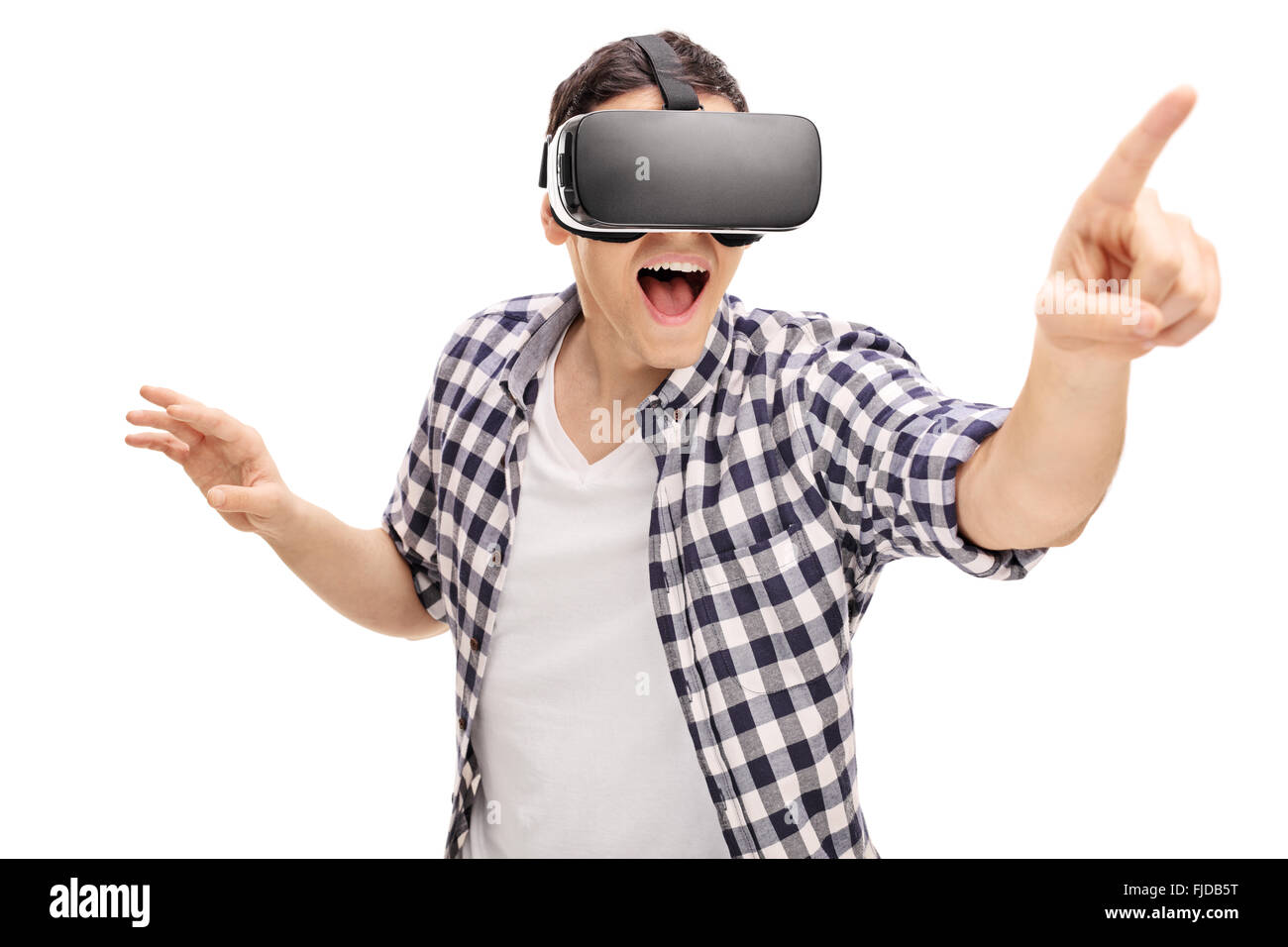 Eccitato giovane uomo utilizzando un auricolare VR e vivendo la realtà virtuale isolato su sfondo bianco Foto Stock