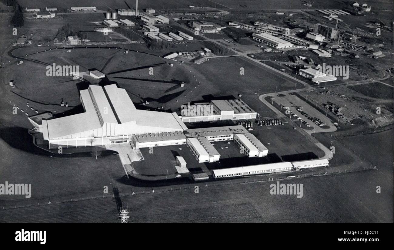 1966 - Organizzazione europea per la ricerca nucleare CERN proton synchrotron vista aerea del CERN Nuclear Research Laboratories. A sinistra si vede il 25-28 mila milioni di electron volt (25-28 GeV) Alternating Gradient sincrotrone di protoni, più grande del mondo atom-smasher. In primo piano i grandi sale sperimentale in cui l'elevata energia fisica nucleare esperimenti sono effettuati e, per la parte posteriore di queste, l'enorme edificio ad anello, 200 metri (656 piedi) di diametro, incorporato nella terra in cui i protoni vengono accelerati fino a 99,94% della velocità della luce. Questa macchina è il joint ven Foto Stock