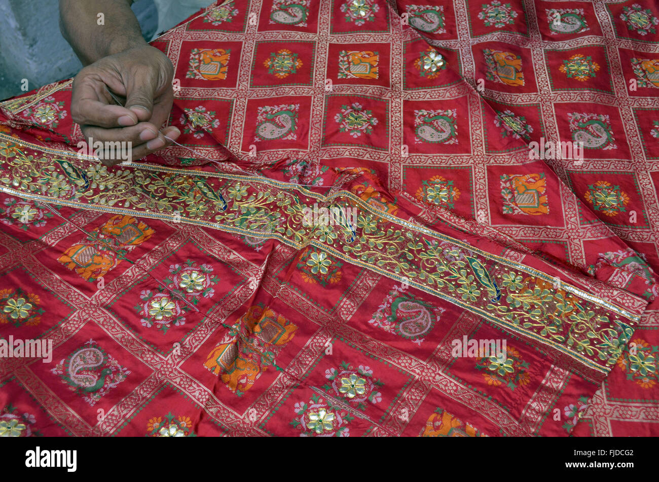La cucitura ricami oro saree, Jaipur, Rajasthan, India, Asia Foto Stock
