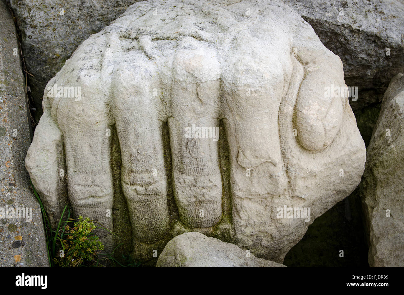 Intaglio di una mano nella pietra Purbeck Foto Stock