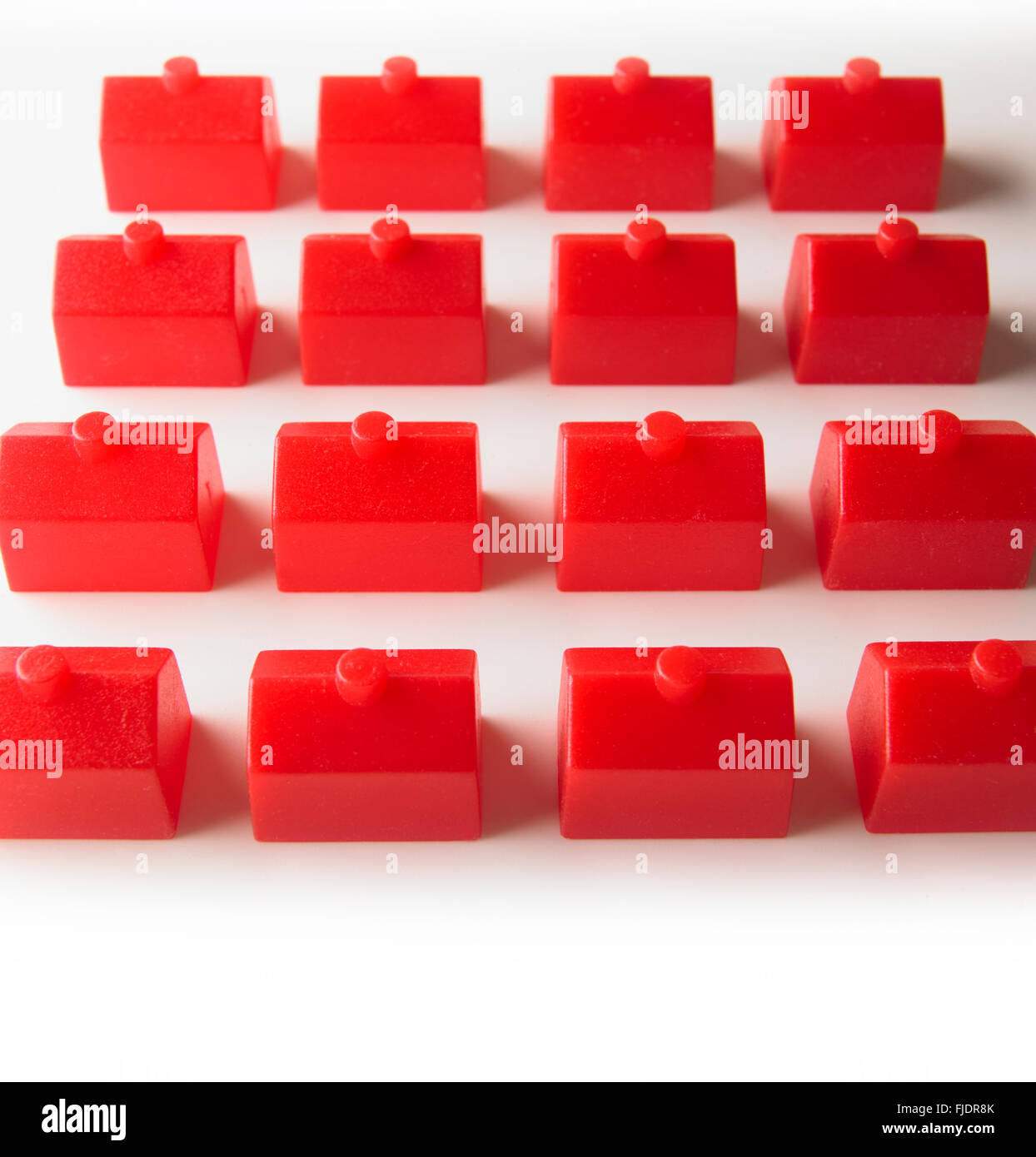 Identiche case rosso in una pianta a griglia Foto Stock