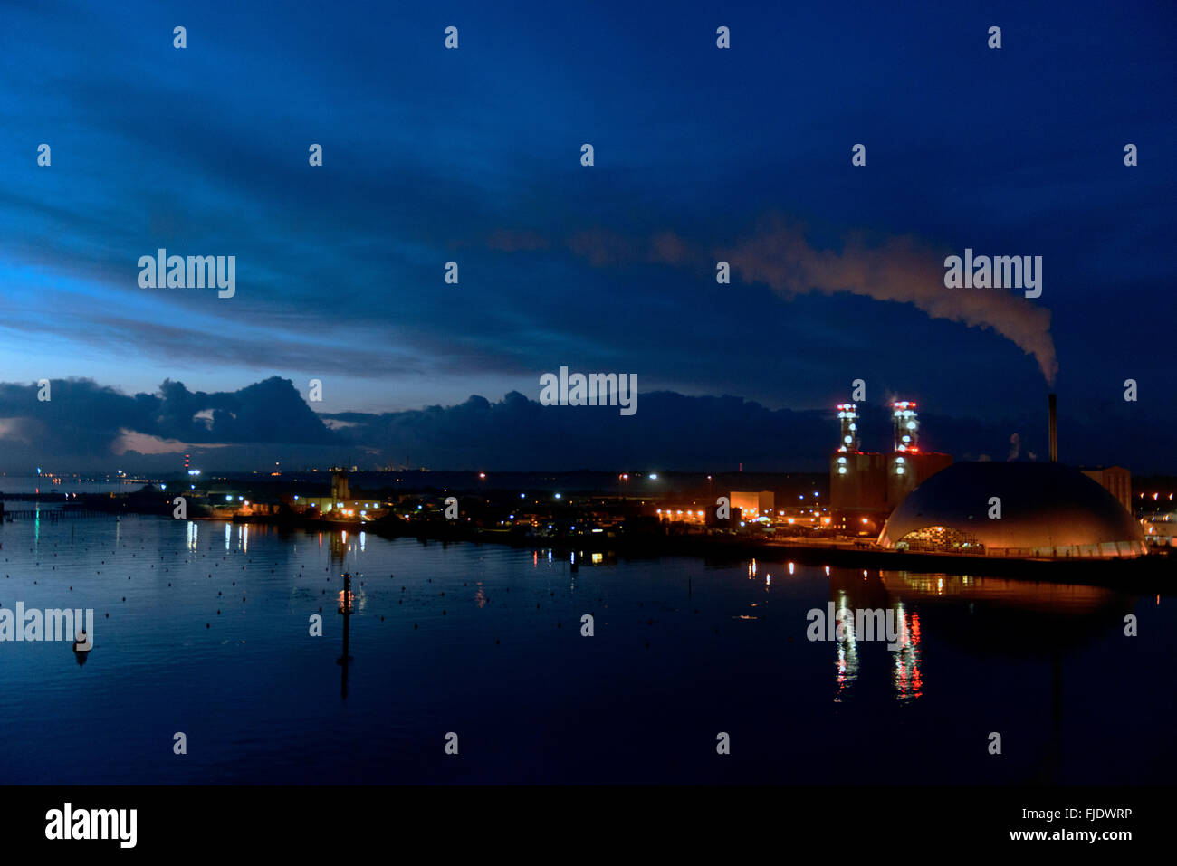 Southampton docks di notte con riflessioni su acqua di Southampton Foto Stock