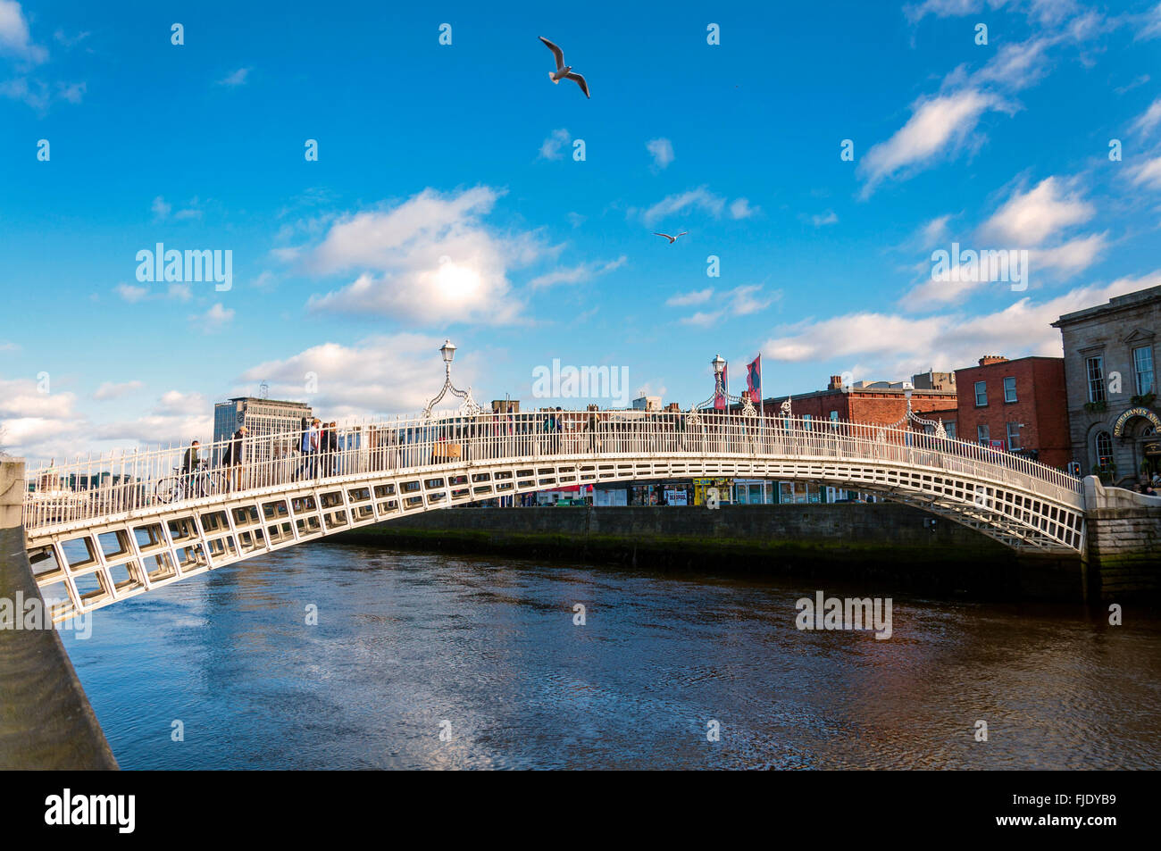 L'Ha'penny ponte sopra il fiume Liffey a Dublino, Irlanda Foto Stock
