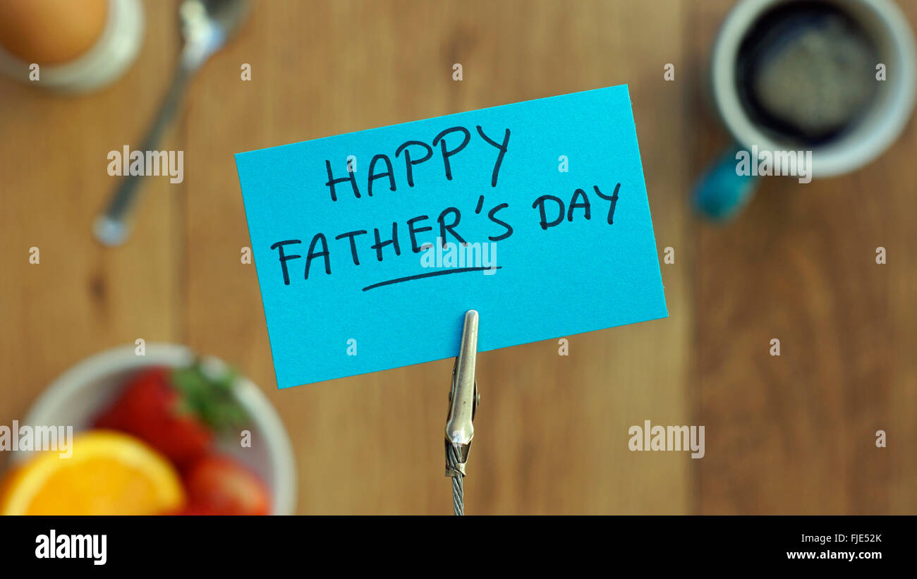 Felice Festa del papà scritta su un memo tra una prima colazione per lui Foto Stock