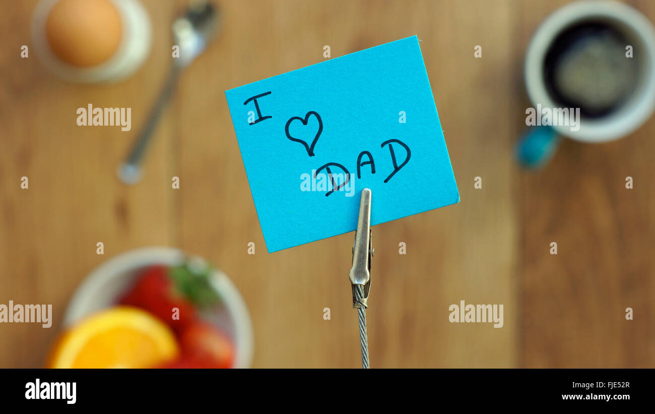 Io amo il papà scritto su un memo tra una prima colazione per lui Foto Stock