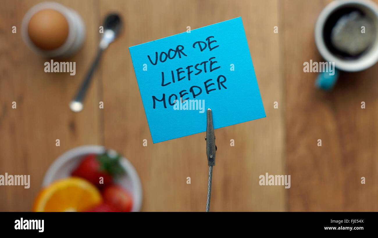 Per la dolcissima Madre scritta in olandese su un memo tra una prima colazione per lei Foto Stock