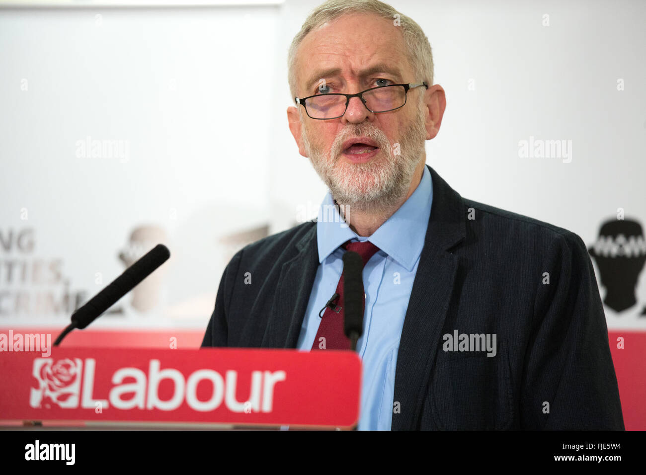 Jeremy Corbyn lanciando la campagna laburista per le forze di polizia e la criminalità il Commissario delle Elezioni in Birmingham. Foto Stock