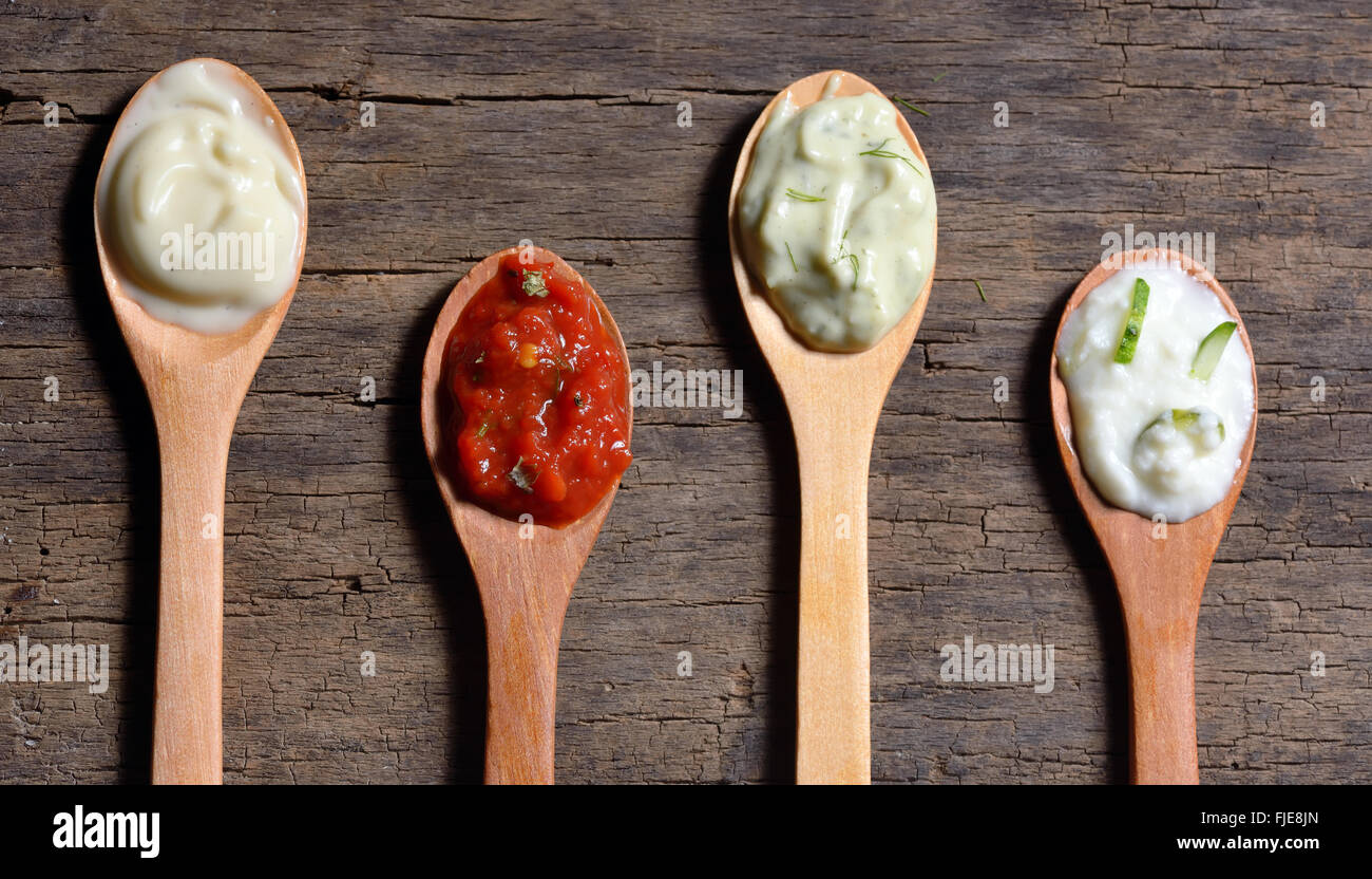 Diversi tipi di condimenti su cucchiai Foto Stock