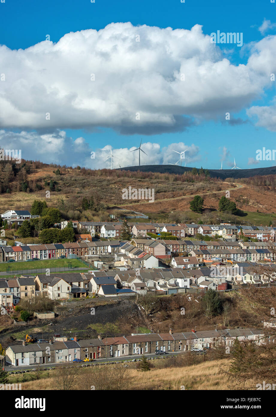 Cwmparc, carbone di un antico villaggio minerario in Rhondda Valley, nel Galles del sud su una soleggiata giornata di febbraio Foto Stock