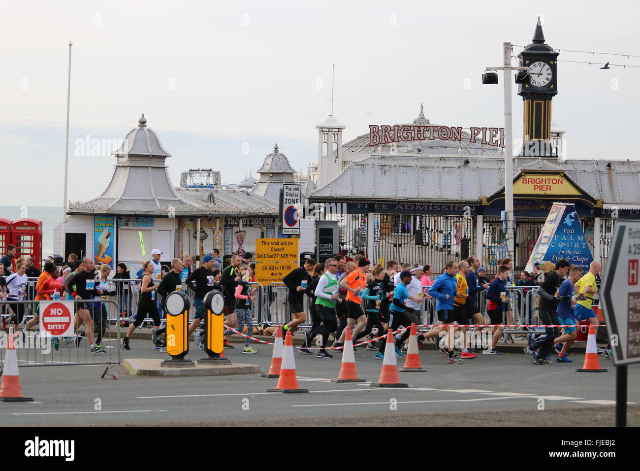 Brighton mezza maratona passano al molo all'inizio del 2016 gara. Foto Stock