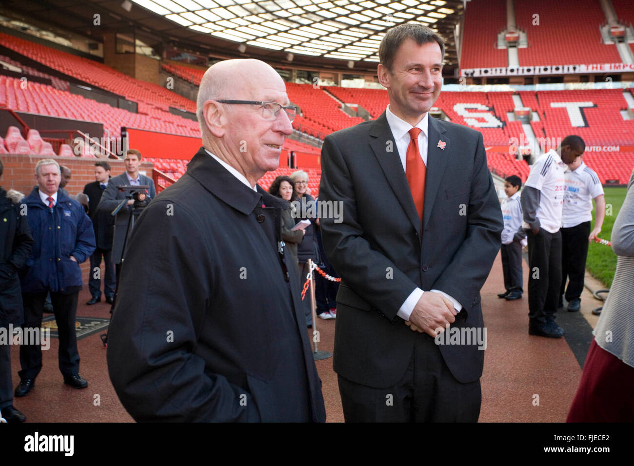 Segretaria di salute Jeremy Hunt con Sir Bobby Charlton a Old Trafford Foto Stock