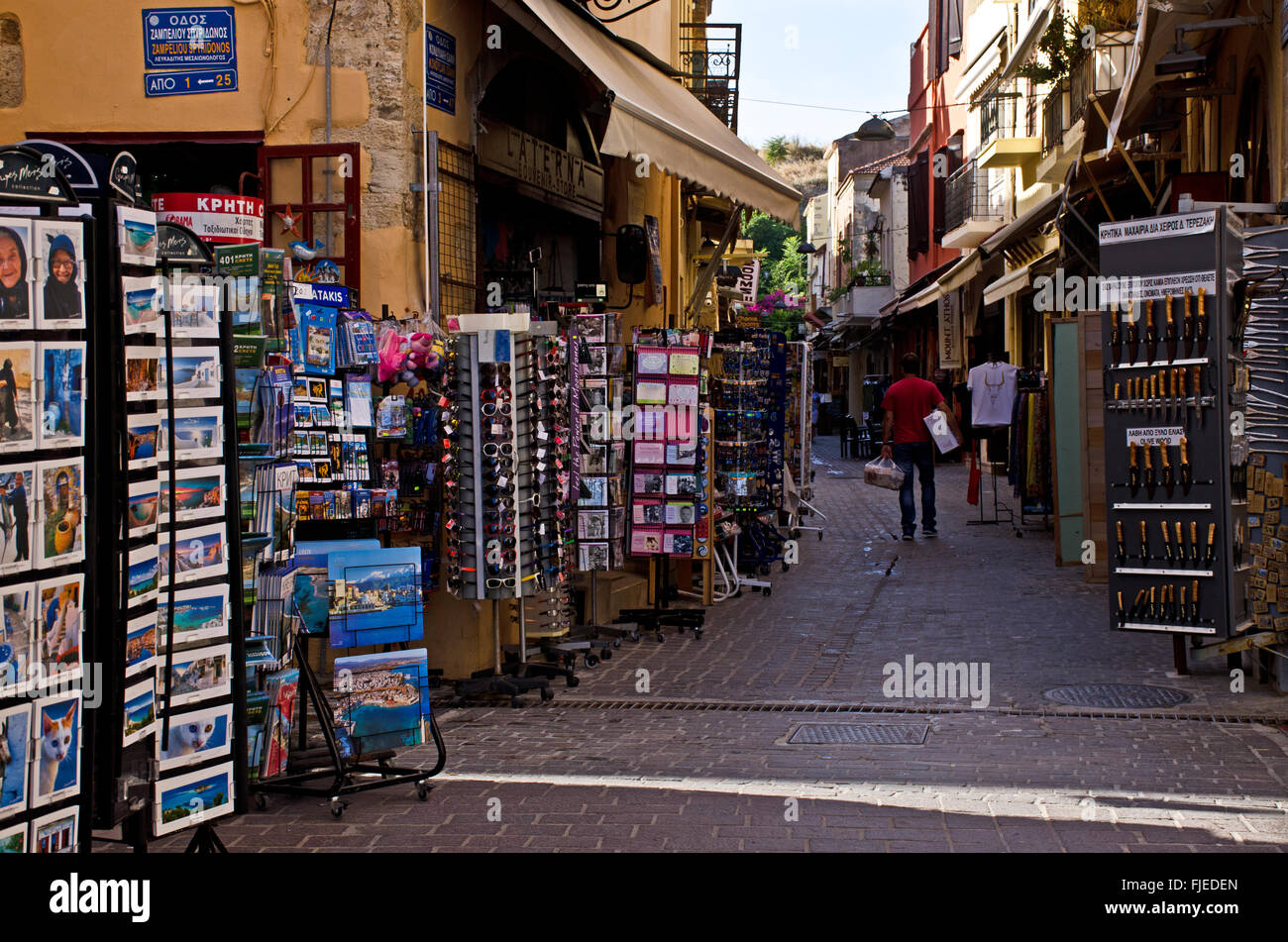 Strada stretta con negozi di souvenir, old town Chania, isola di Creta, Grecia Foto Stock