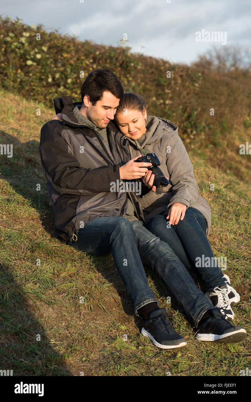 Coppia giovane, uomo e donna fare fotografie scattate con fotocamera reflex digitale Foto Stock