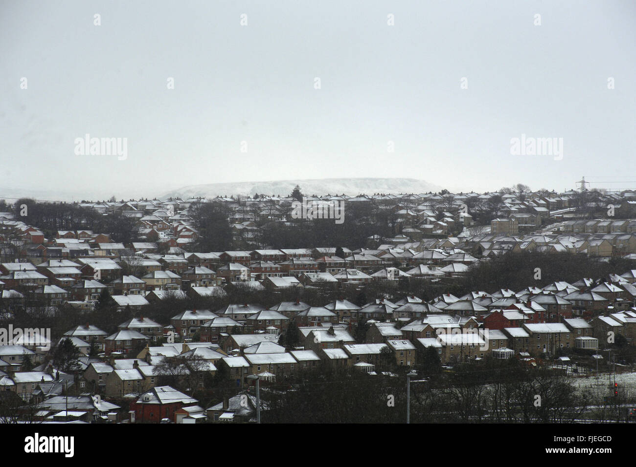 Huddersfield, West Yorkshire, Regno Unito. 2 Marzo, 2016. Snowy scena ripresa a Huddersfield il 2 marzo 2016. Nevicata e condizioni icey attraverso West Yorkshire hanno causato rallentamenti dovuti al traffico e disagi per il trasporto pubblico locale. Harry Whitehead / Alamy Live News Foto Stock