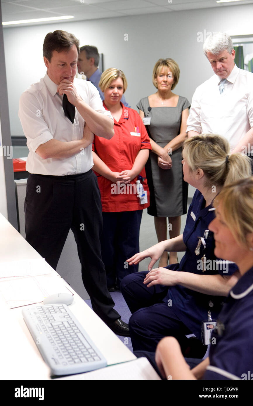 David Cameron in visita a Salford Royal Hospital Foto Stock