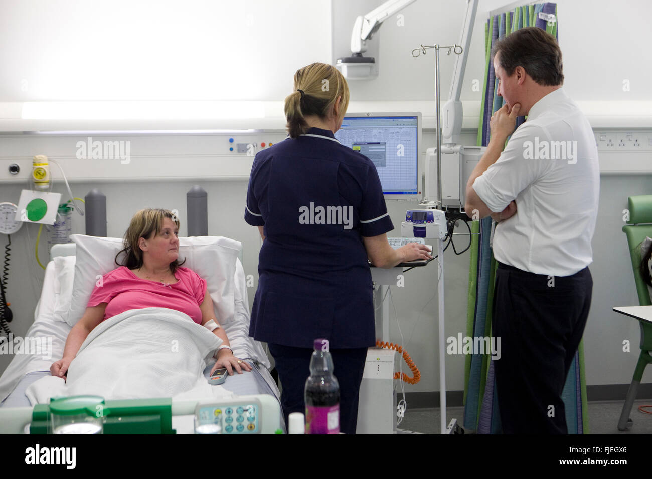 David Cameron in visita a Salford Royal Hospital Foto Stock