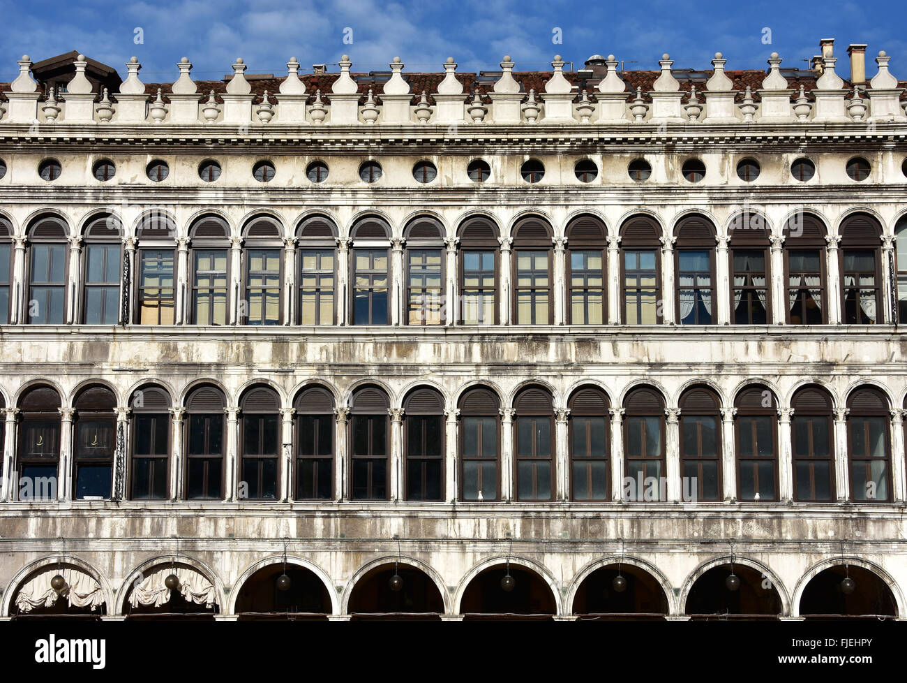 Dettagli dalla Piazza San Marco "Procuratie Vecchie' facciata in stile gotico rinascimentale in stile misto, costruito nel XVI secolo Foto Stock
