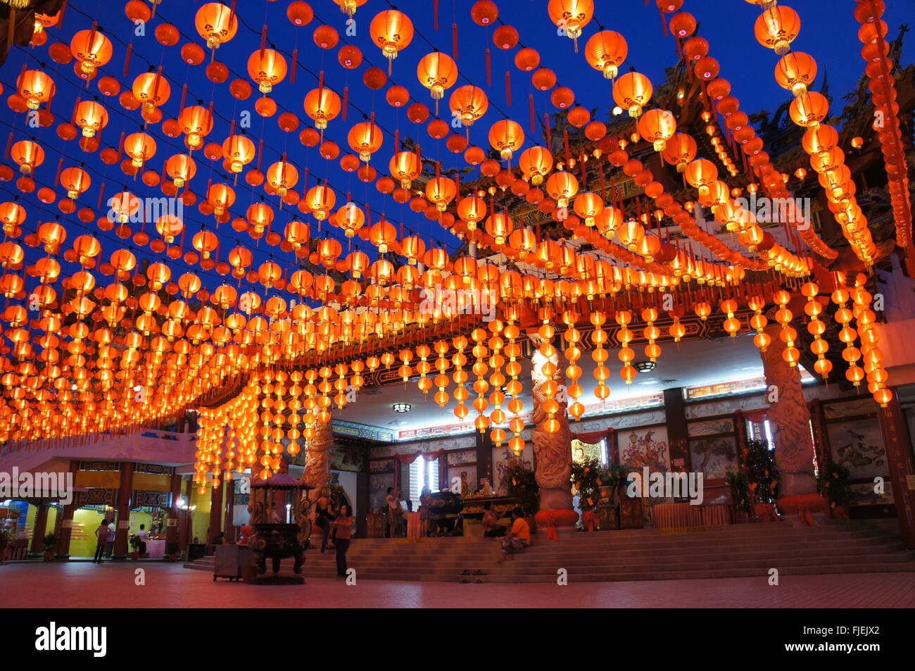 Thean Hou tempio di Kuala Lumpur in Malesia con lanterne rosse accese contro Blu Cielo di tramonto Foto Stock